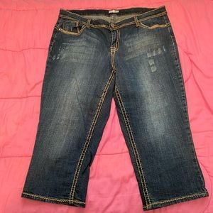 Distressed capri jeans